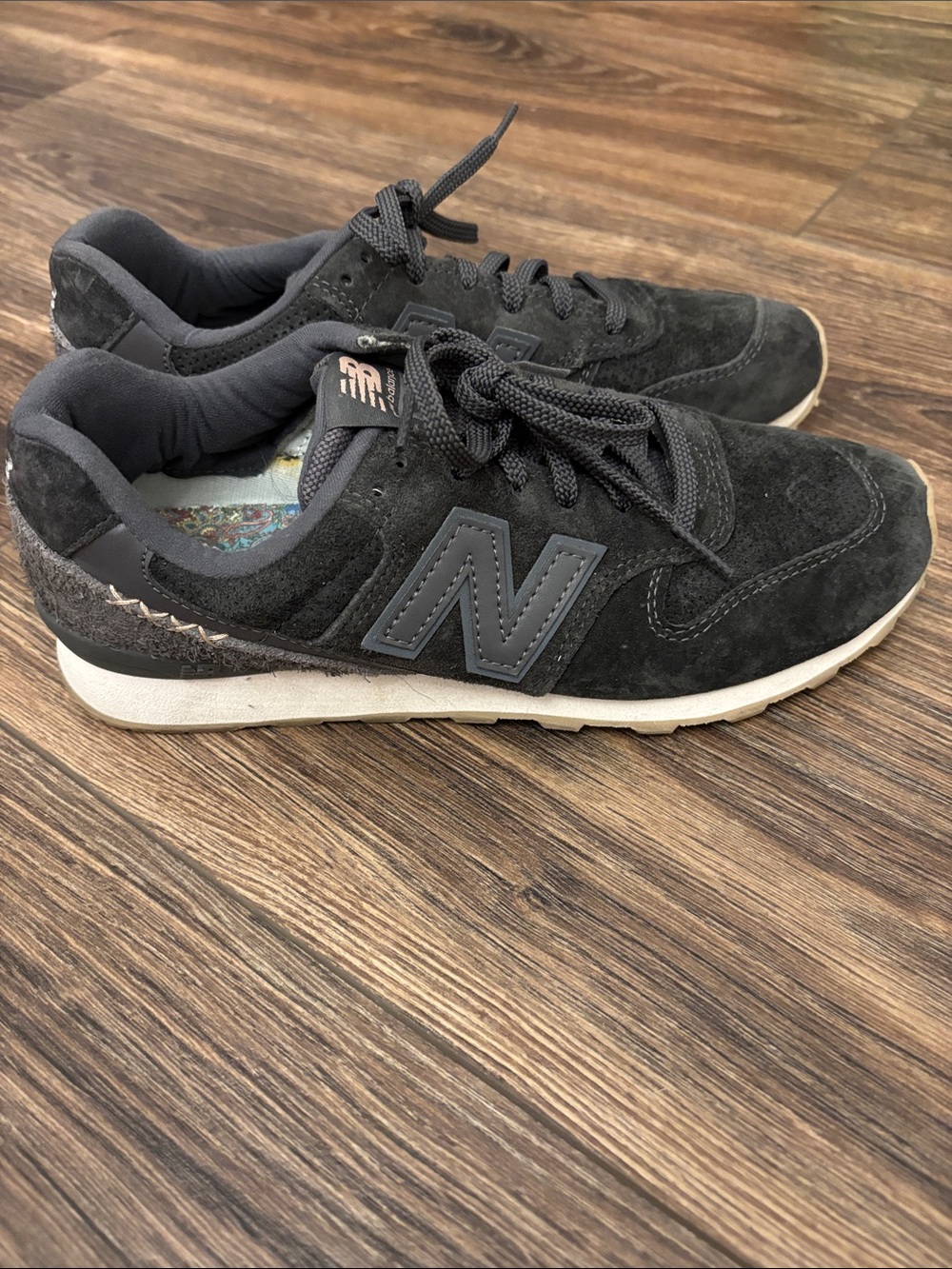 New Balance 696